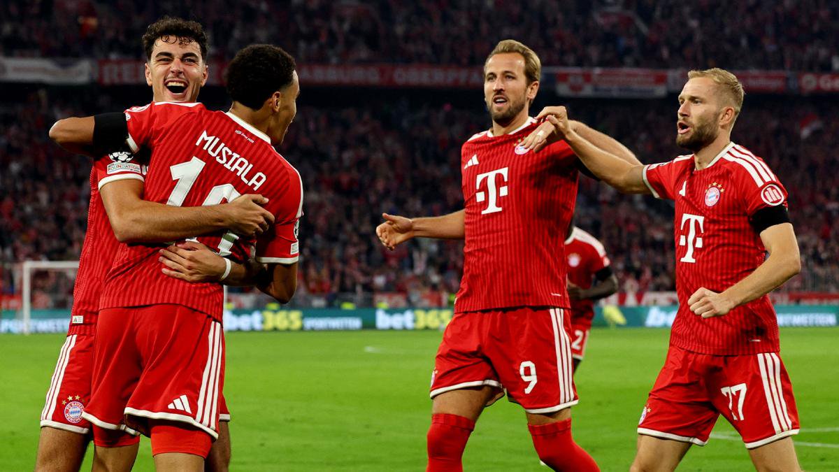 Aleksandar Pavlovic, Jamal Musiala, Harry Kane und Konrad Laimer jubeln