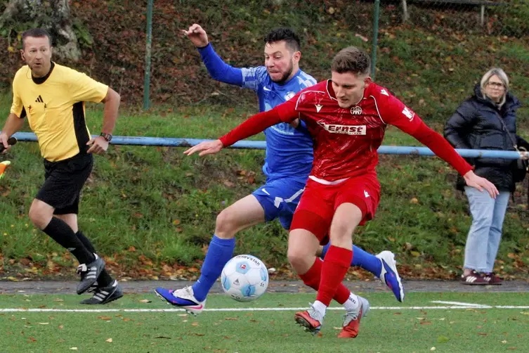 Mit Haken und Ösen: Yannick Mahl (SV Nanz-Dietschweiler, blaues Trikot) will an der Außenlinie Richtung Zweibrücker Tor enteilen
