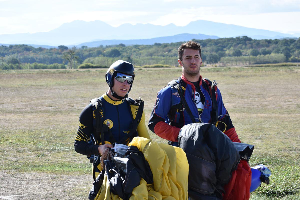 Le parachutiste girondin Mateo Limnaios (à droite) et son partenaire Lucas Colin, à l’entraînement avant les championnats du monde.