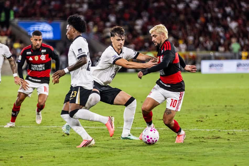 Atlético Mineiro x Flamengo: jogadores disputam a bola no campo (Foto: Alexandre Maia/MyPhoto Press/Folhapress)