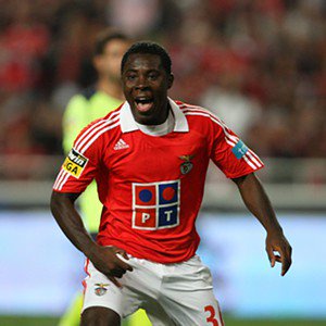 Freddy Adu — aos 14 anos, já era o «novo Pelé»; passou pelo Benfica e rodou por 15 clubes sem sucesso. Deixou os relvados em 2021 e vive nos Estados Unidos, onde trabalha como treinador em academias de futebol jovem