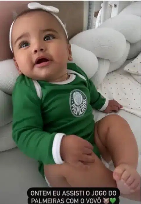 A menina Mavie com roupinha do Palmeiras quando era bebê