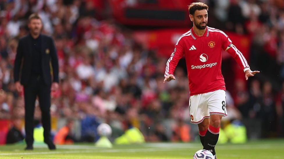 Bruno Fernandes on the ball with Michael Carrick in the background