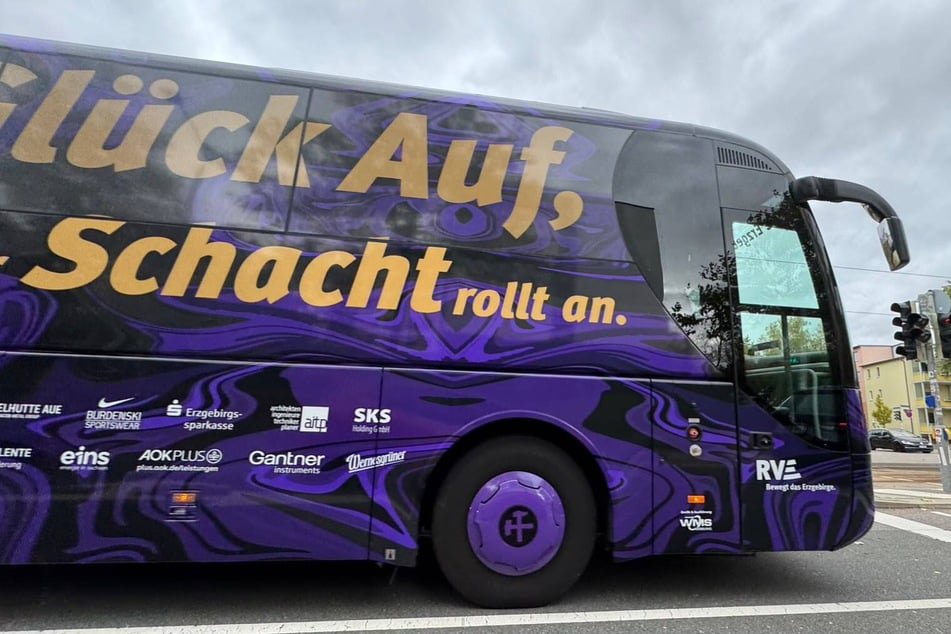 Der Aue-Mannschaftsbus in Zwickau.