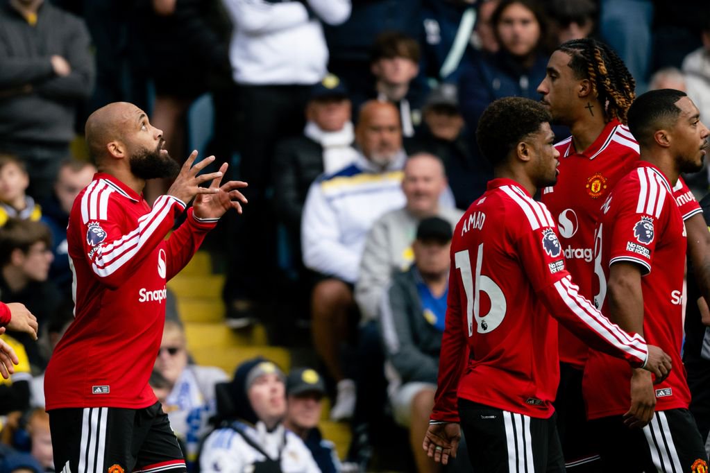 Leny Yoro and other Man Utd players congratulate Bryan Mbeumo after his goal against Leeds.