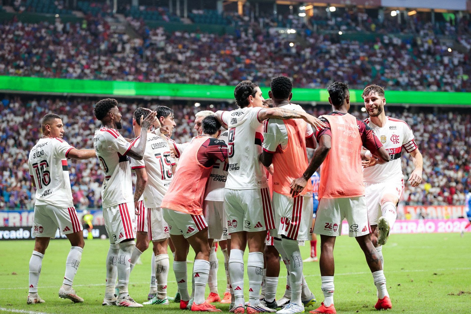Jogadores do Flamengo comemoram gol marcado sobre o Bahia, na Arena Fonte Nova - Gilvan de Souza / Flamengo