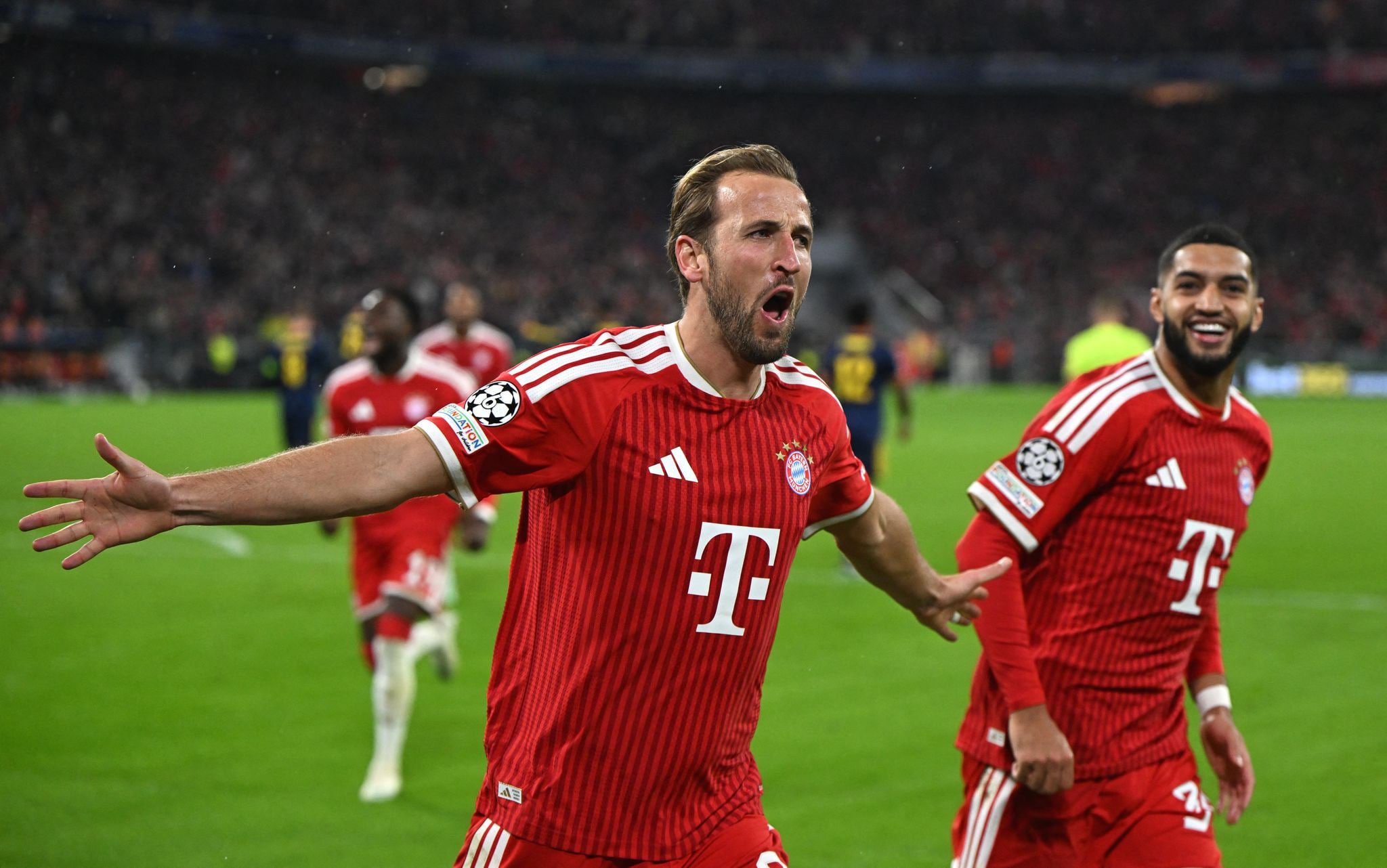 Harry Kane (l.) bejubelt seinen verwandelten Elfmeter zum 2:1 gegen Arsenal