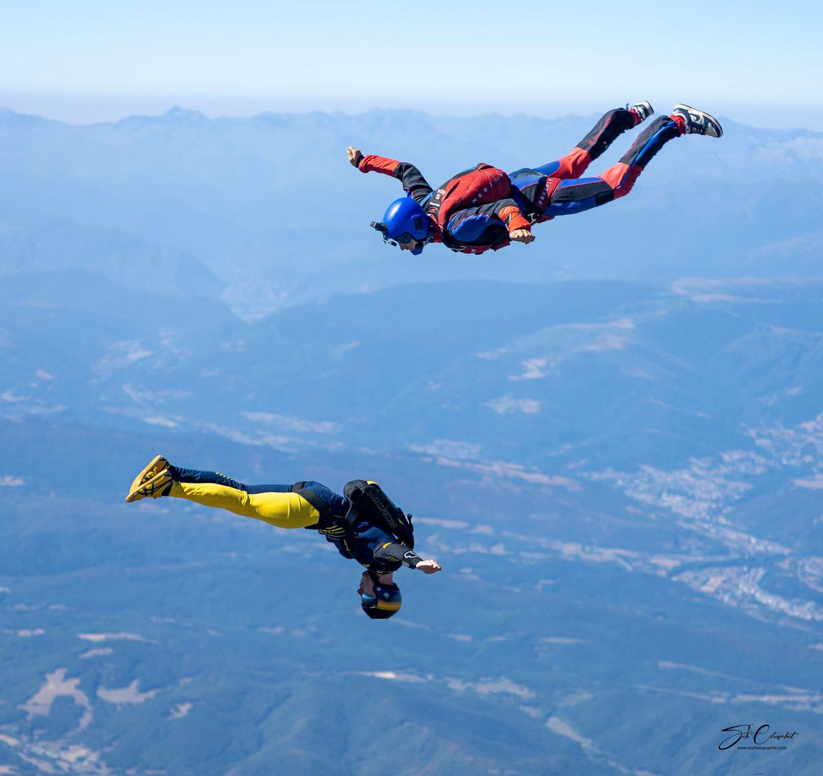 Les deux parachutistes enchaînent les sauts à l’entraînement.