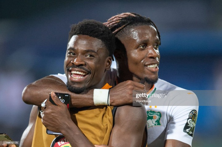 Wilfried Zaha of Ivory Coast celebrates victory with Serge Aurier... Photo  d'actualité - Getty Images