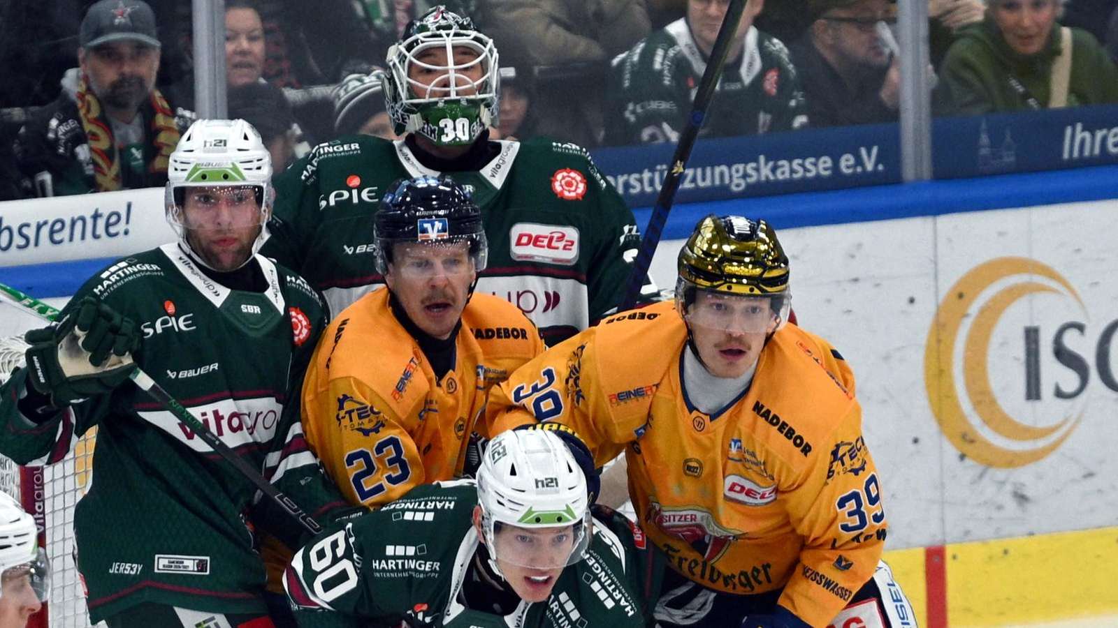 So soll es nicht sein: Starbulls-Trainer Jari Pasanen legt viel Wert darauf, dass vor dem Tor aufgeräumt wird.