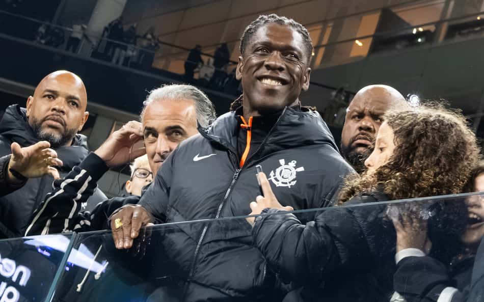 Clarence Seedorf acompanha Corinthians x Vitória das arquibancadas da Neo Química Arena