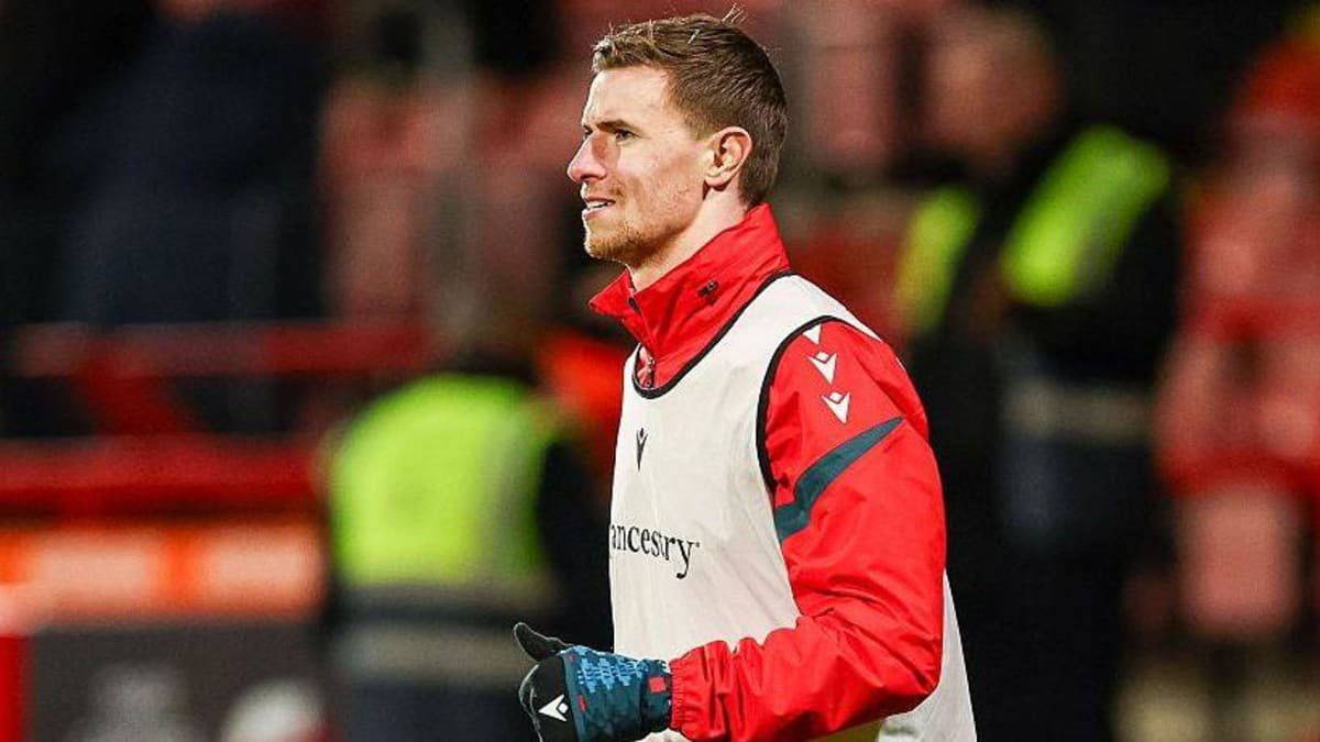 Wrexham midfielder Ben Sheaf