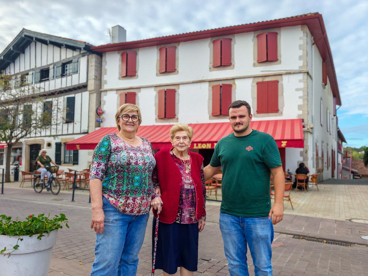 Le trinquet est situé à côté de l’église, au cœur d’Urrugne.