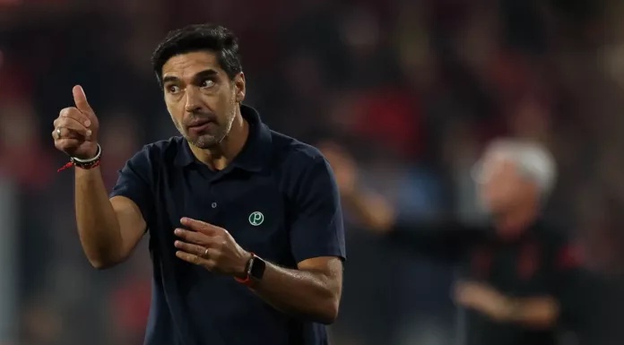 O técnico Abel Ferreira, da SE Palmeiras, em jogo contra a equipe do C Athletico Paranaense, durante partida válida pela trigésima primeira rodada, do Campeonato Brasileiro, Série A, na Arena da Baixada. (Foto: Cesar Greco/Palmeiras/by Canon)
