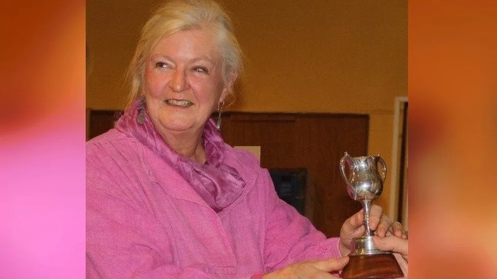 Carol Byrne Jones: Cofio menyw oedd yn 'ffrind i gymaint o bobl'