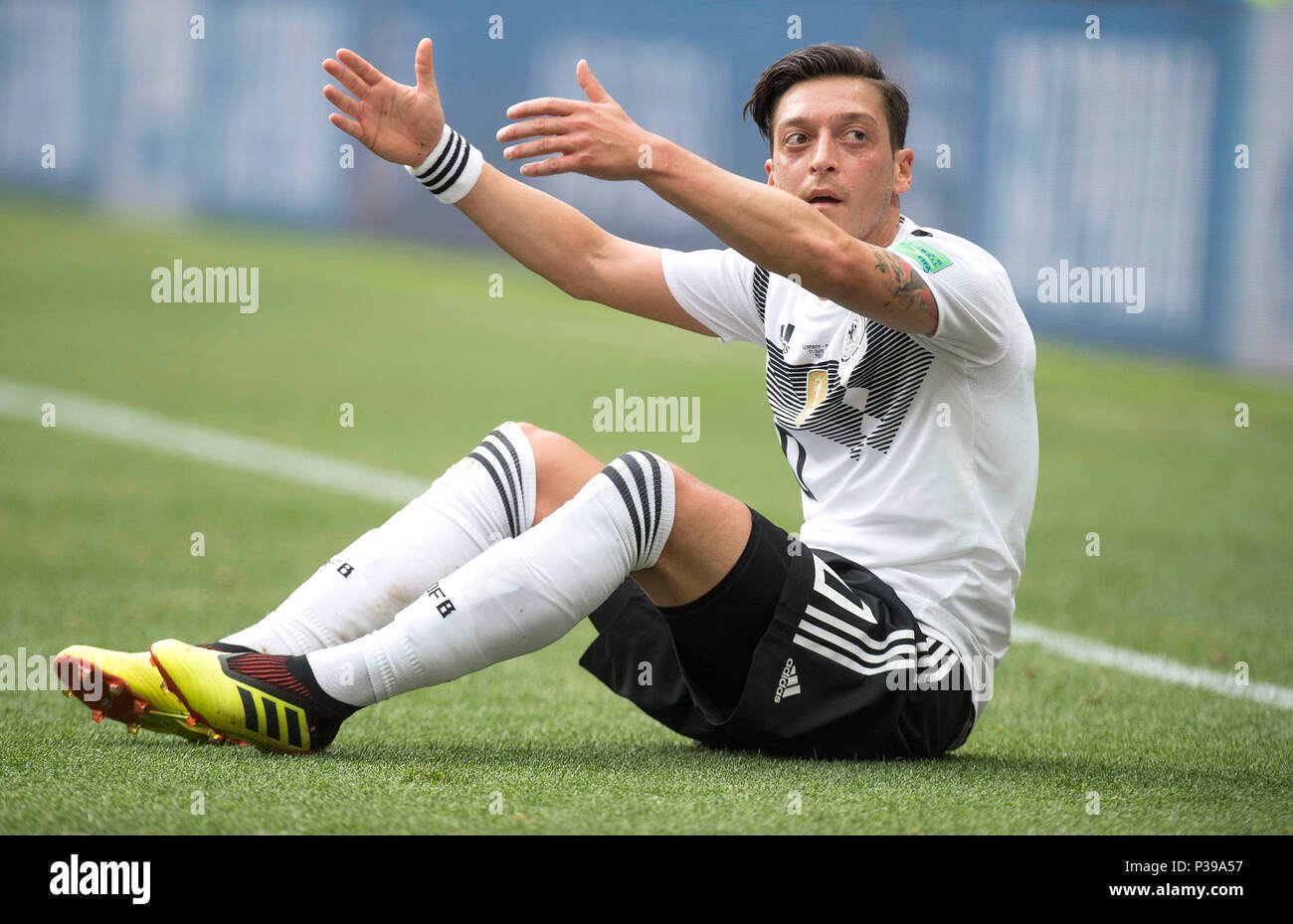 Mesut Özil Urges FIFA to Lift Sanctions Against Russian Football