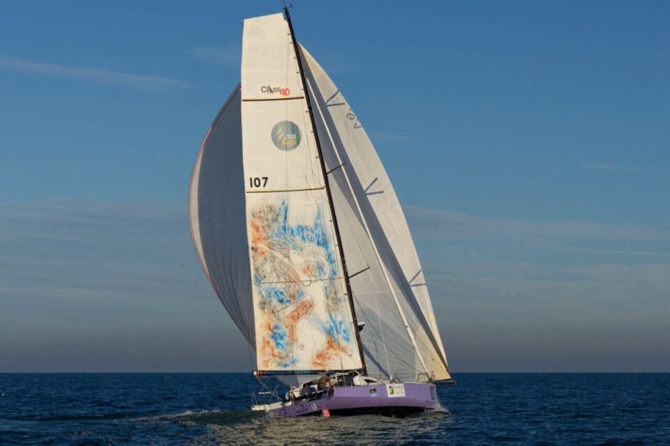 Un large dessin habille sa grande voile avec une Maman de l’eau réalisé par des artistes caribéens