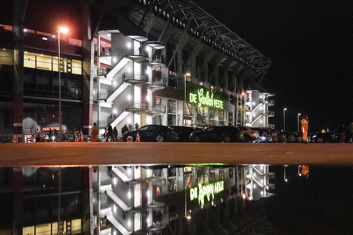 Eine Gruppe Fans des FC Thun weigerte sich kurz vor Matchbeginn in den Gästeblock zu begeben. Als die Polizei die Fans gewaltsam in den Block drängen wollte, sei es zu dem Zwischenfall gekommen.