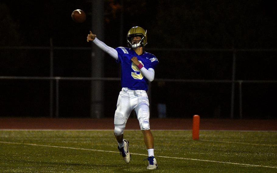 Campton Moschgat throws a pass.