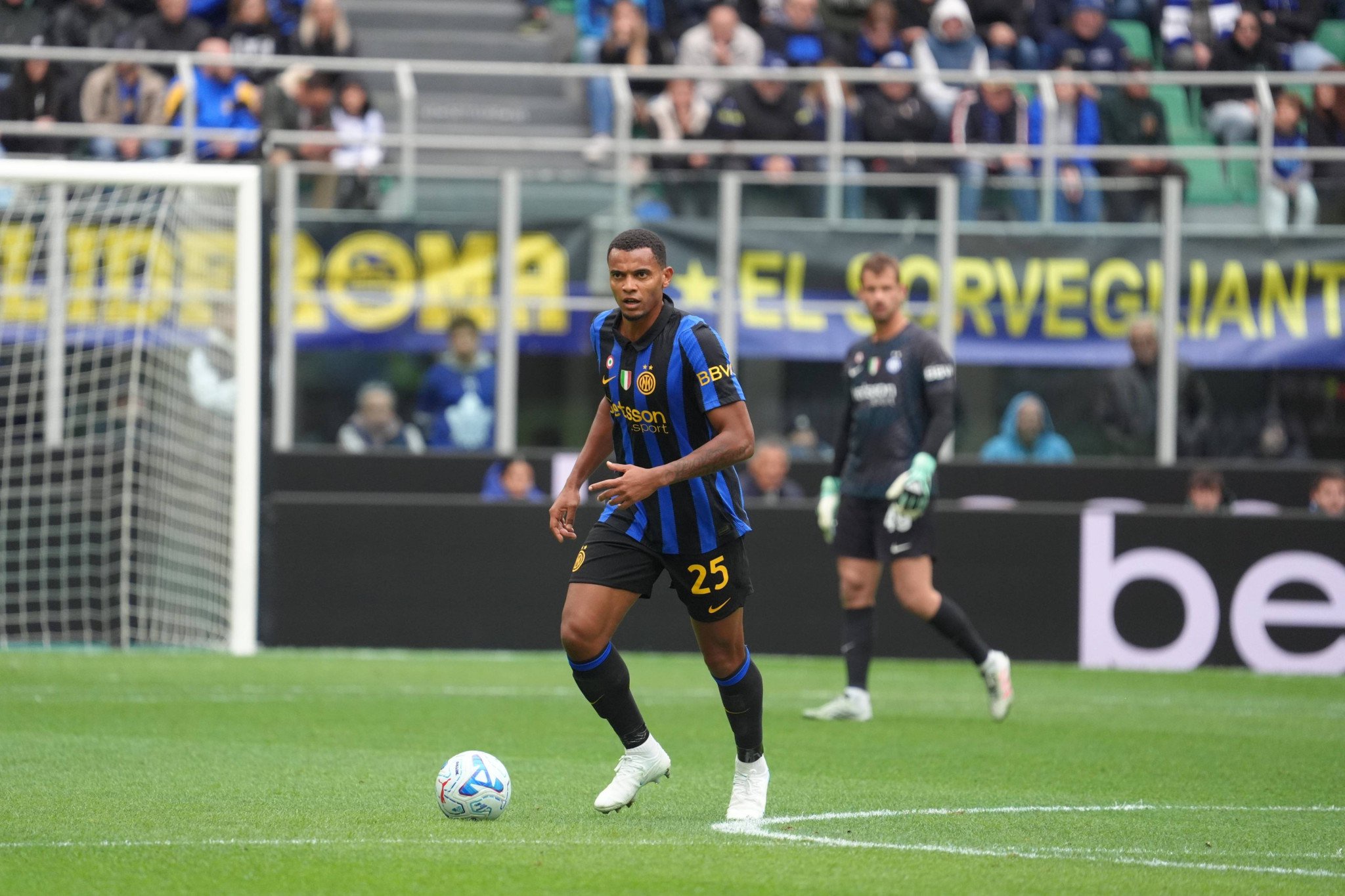 Manuel Akanji (Nr. 25) von Inter Mailand am Ball im Giuseppe Meazza Stadion beim Serie-A-Spiel gegen die AC Fiorentina.
