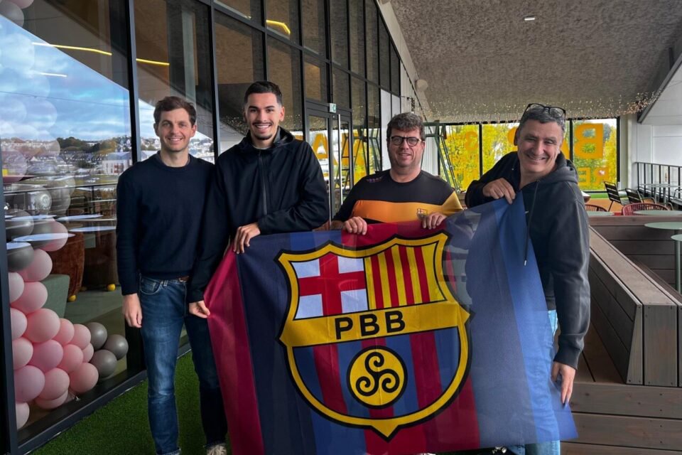 De gauche à droite, Baptiste Lemonnier, patron de Pétille, Hugo Bottone, Thierry Cardona-Gil et Lionel Bottone, brandissant fièrement le drapeau flambant neuf de la Penya Blaugrana Bretanya sur la terrasse de Pétille par Boomsy.