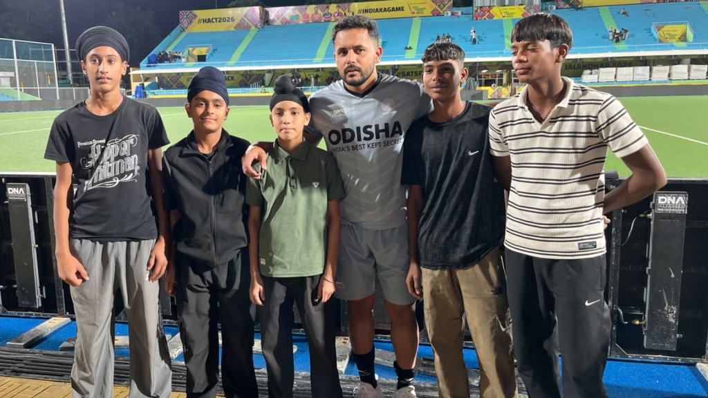 Harmanpreet Singh with some academy trainees. (Special Arrangement)