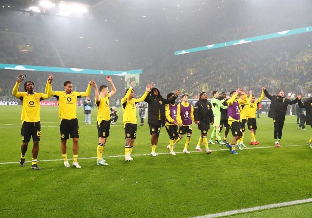 Die Jubelwelle nach Abpfiff vor der Südtribüne