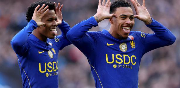 Chelsea beats Manchester United 2-0 after Lisandro Martínez red