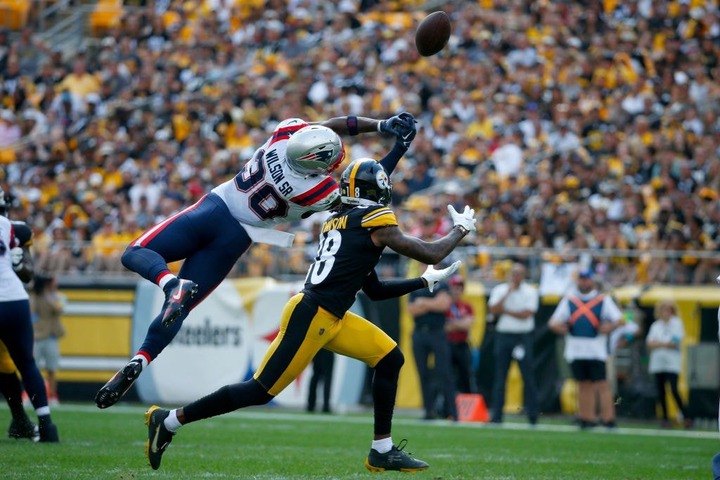 PITTSBURGH, PENNSYLVANIA - SEPTEMBER 18: Mack Wilson Sr. #30 of the New England Patriots breaks up a pass intended for Diontae Johnson #18 of the Pittsburgh Steelers during the first quarter at Acrisure Stadium on September 18, 2022 in Pittsburgh, Pennsylvania. (Photo by Justin K. Aller/Getty Images)