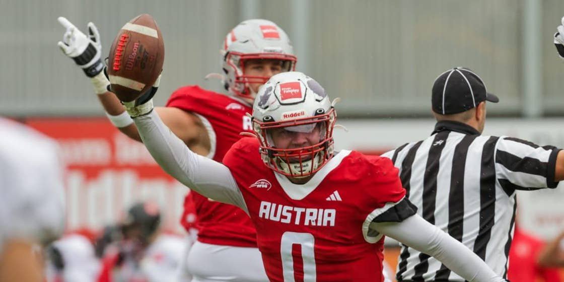 Das österreichische Football-Nationalteam feiert den Aufstieg ins EM-Halbfinale.