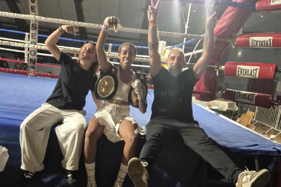 Isis Logerie (au centre) avec les deux autres entraîneurs du Boxing Teamp 44, Angèle Dolu et Gérald Leroux, a défendu son titre avec succès.