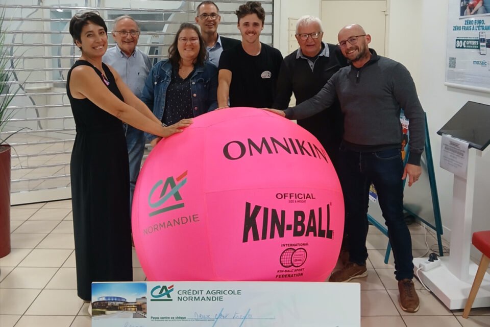 Geneviève Guesdon, Franck Bozo, Noémie Velasco, Ludovic Harot, Kylian Grenier, Yves Pelletier et Jérôme Velasco, lors de lremise de chèque du Crédit Agricole au club de Kin-Ball à Argentan (Orne).