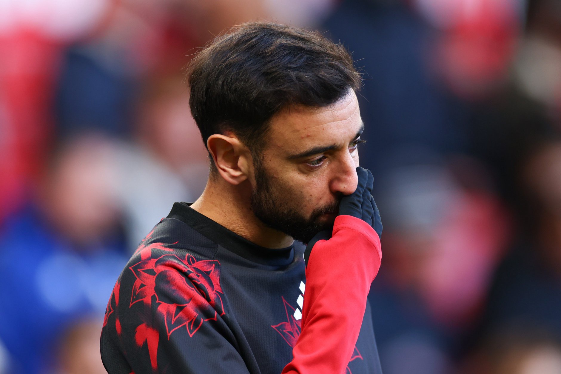 Bruno Fernandes warms up for Man United