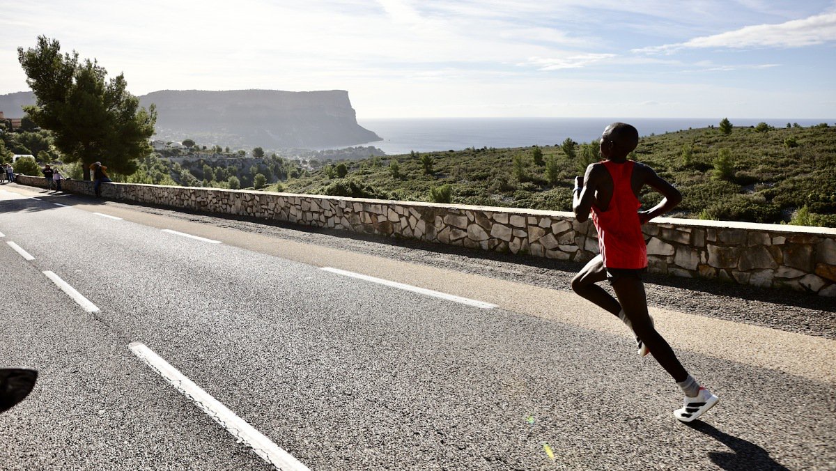 Japhet Kimutai avant d'attaquer la descente pour rejoindre Cassis.
