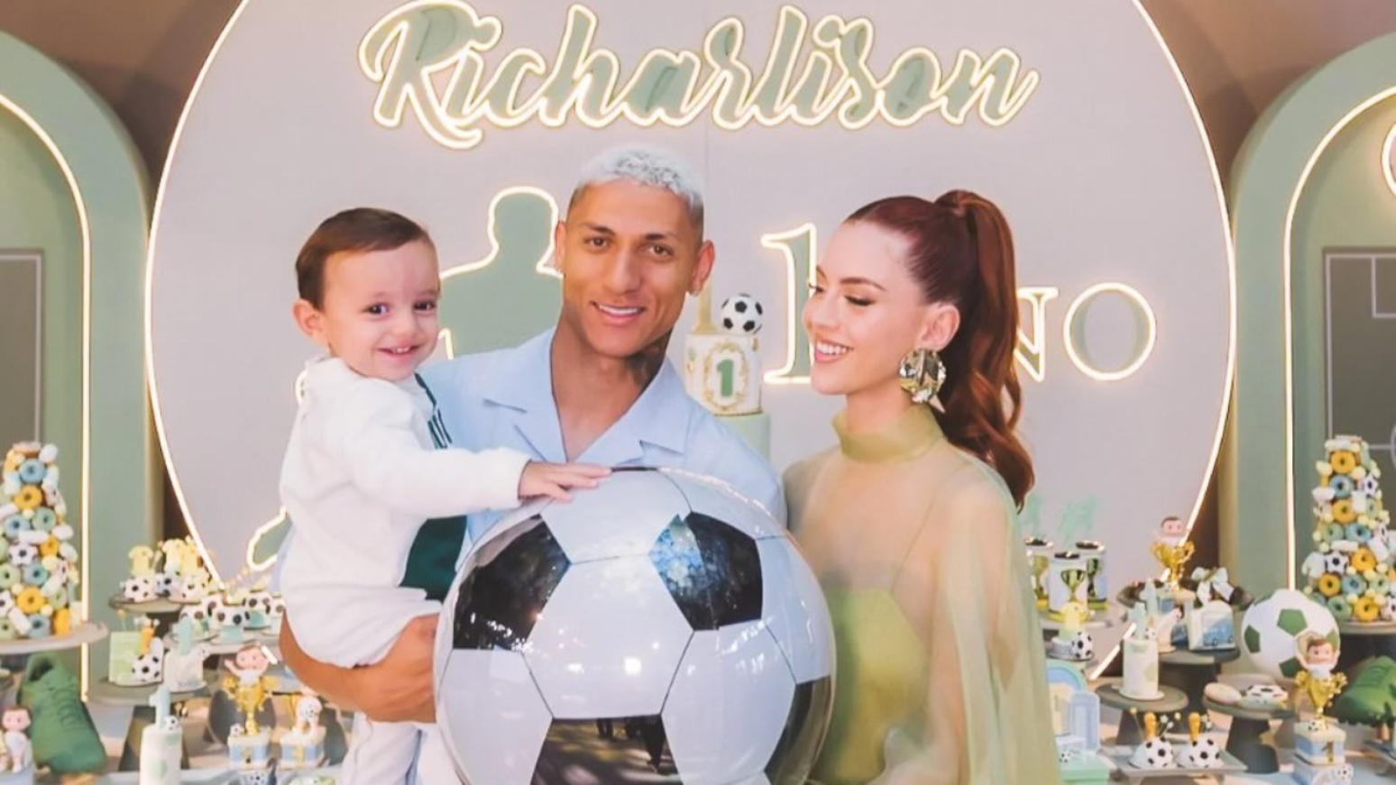 Richarlison e Amanda Araújo celebram o primeiro aniversário de Richarlison Jr. 