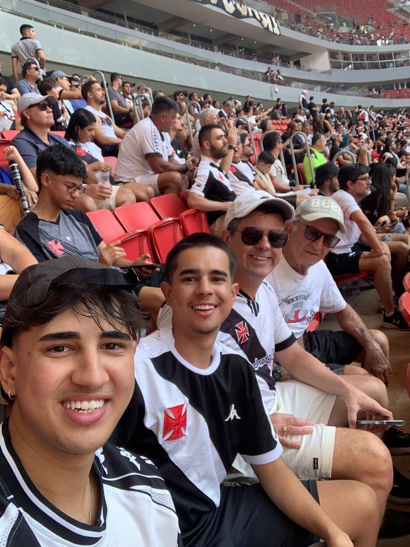 Felipe Farias (ao centro), torcedor do Vasco
