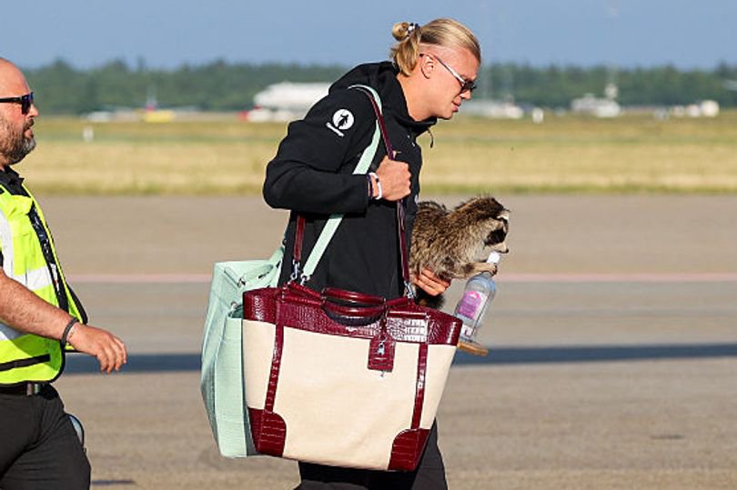Erling Haaland getting off a plane