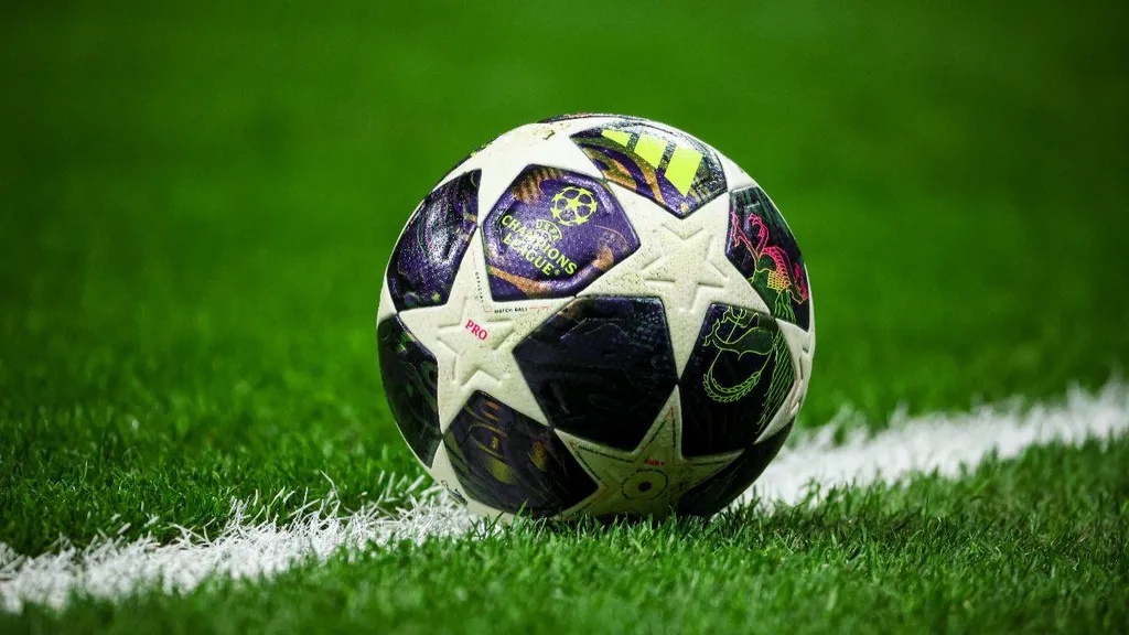 Bola da Liga dos Campeões (FOTO: Burak Basturk / Middle East Images / AFP via Getty Images)