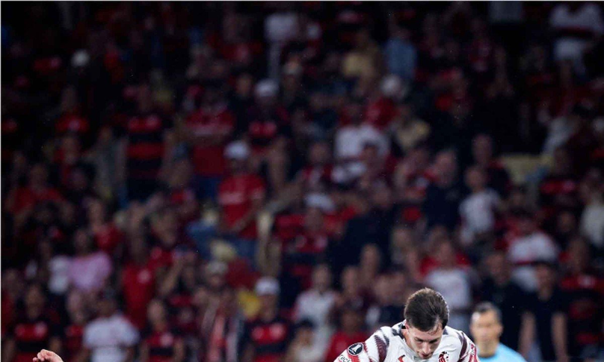 O rubro-negro Leo Ortiz teve muito trabalho para marcar Baltazar Rodríguez, que acabou expulso no Maracanã -  (crédito: Estudiantes/Instagram/Reprodução)