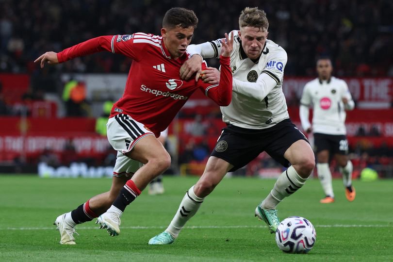Shea Lacey (L) vies with Bournemouth's French defender #03 Adrien Truffert