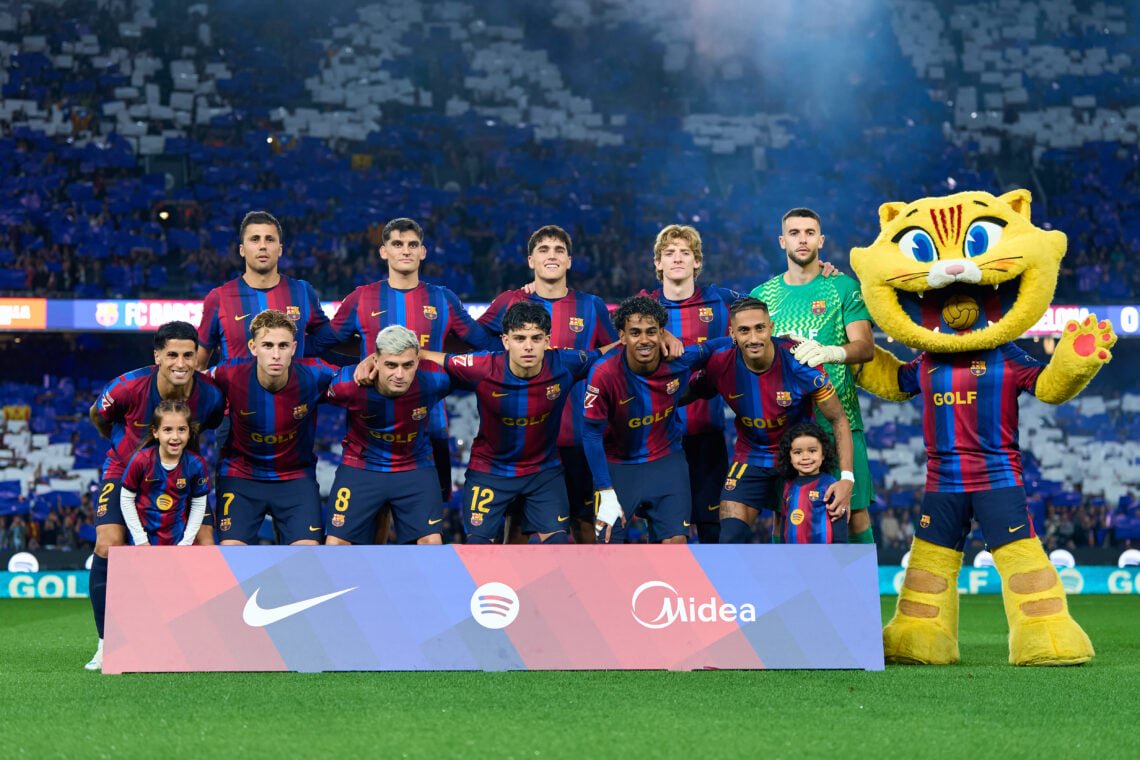 The starting eleven of FC Barcelona pose