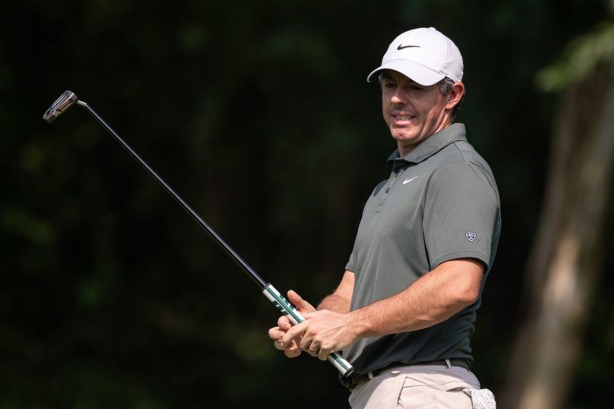 Rory McIlroy reacts after missing a putt
