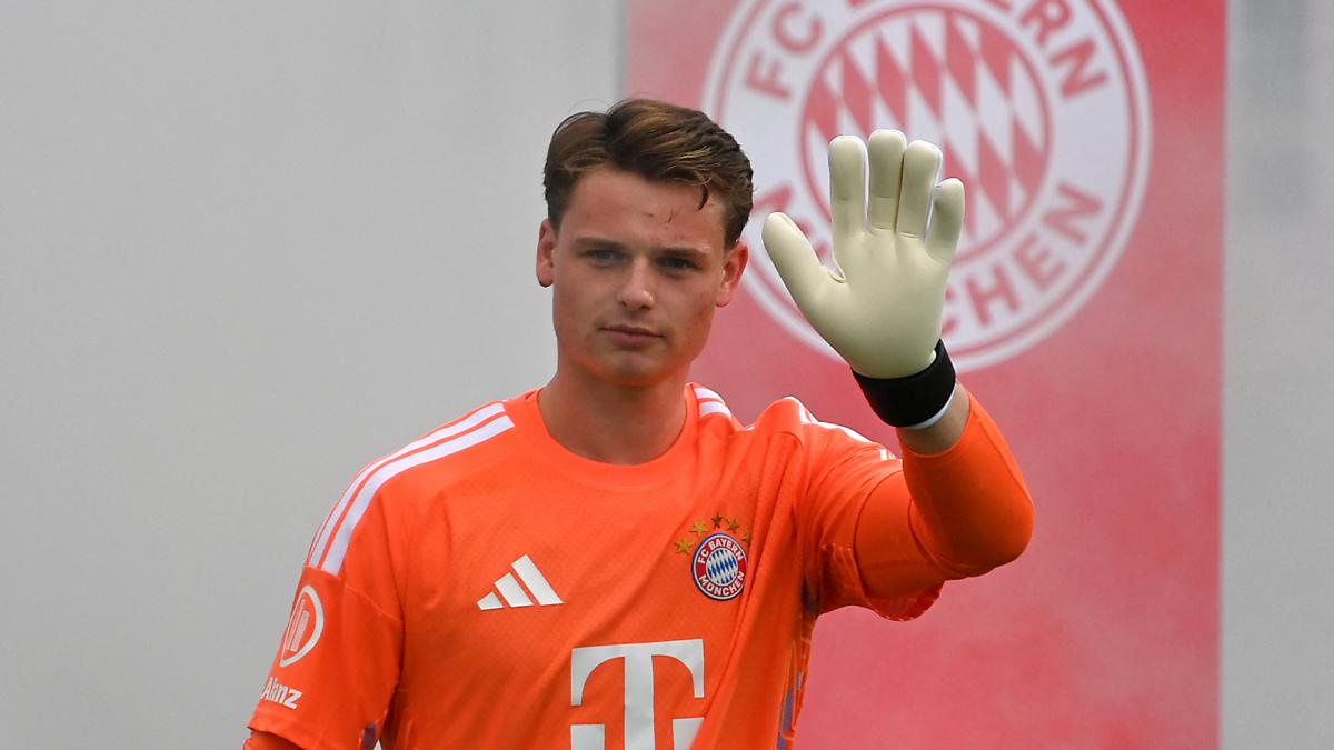 Jonas Urbig begrüßt die Fans beim Trainingsauftakt