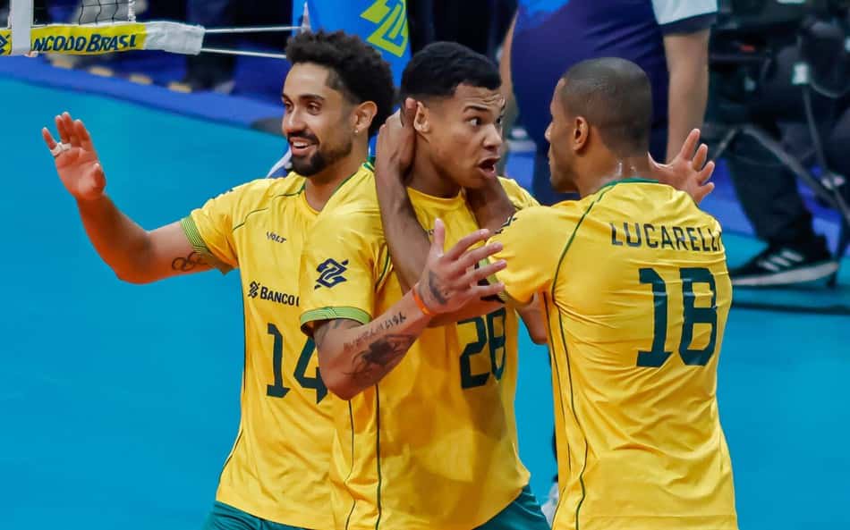 Lucarelli comemora ponto agarrando Darlan pela nuca, com as duas mãos, em Brasil x Colômbia pelo Sul-Americano de vôlei masculino