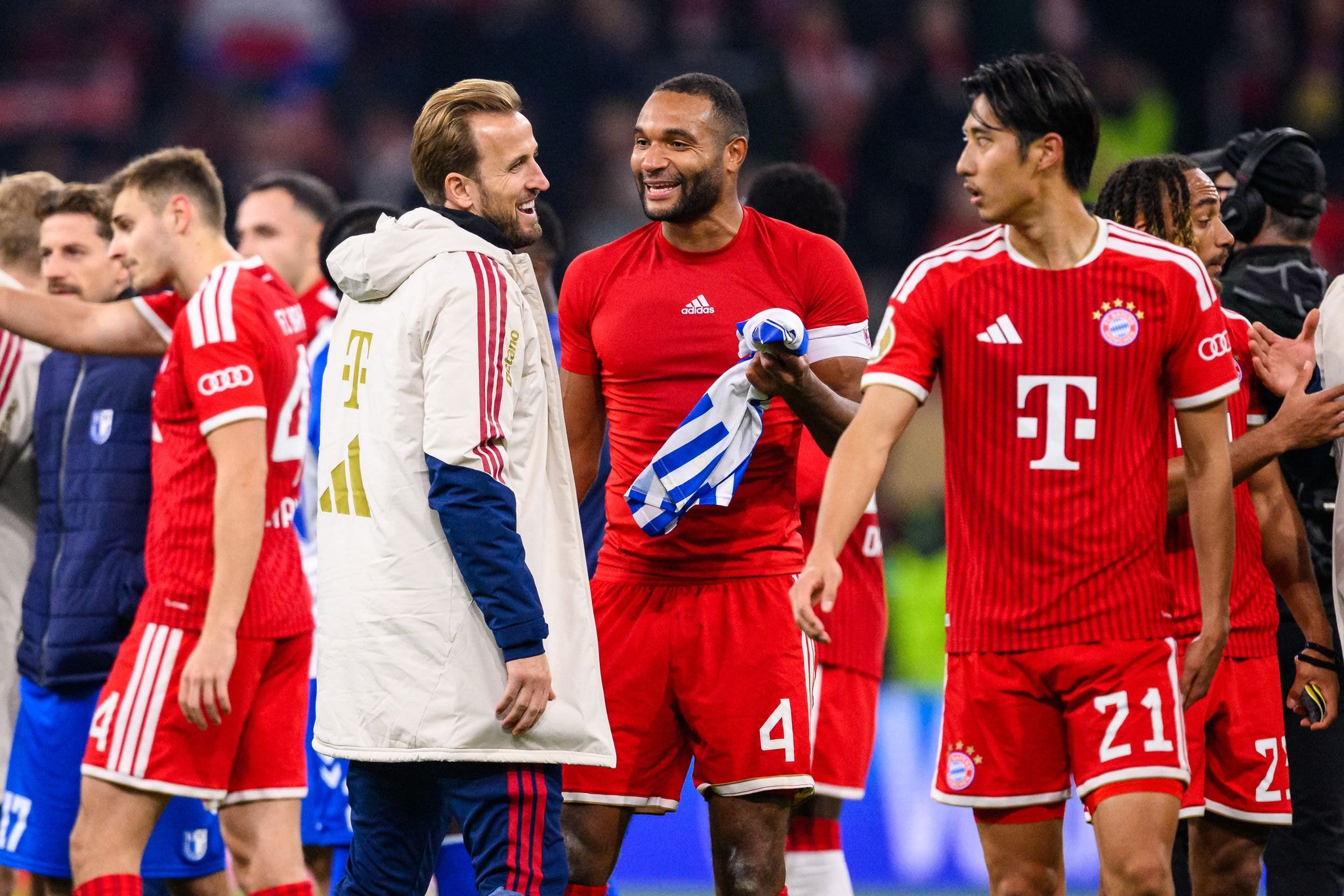 Fußball, Männer: DFB-Pokal, Bayern München - 1. FC Magdeburg, 2. Runde, Allianz Arena. Harry Kane (Mitte l-r, Bayern München), Jonathan Tah (Bayern München) und Hiroki Itō (Bayern München) reagieren nach dem Spiel.