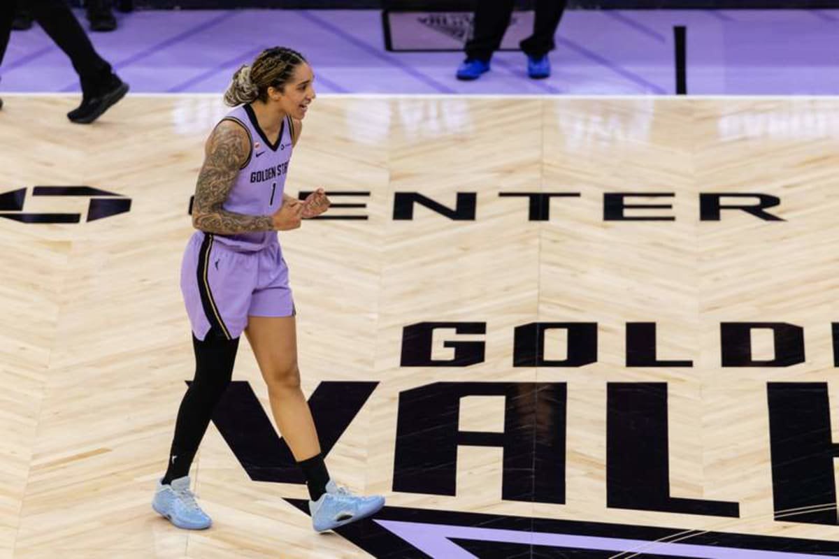 SAN FRANCISCO, CA – OCTOBER 17: Gabby Williams 1 of the Golden State Valkyries celebrates during the last few second of Game One of the WNBA, Basketball Damen, USA Playoff Finals against the Atlanta Dream on October 17, 2026 at Chase Center in San Francisco, CA. Photo by Matthew Huang/Icon Sportswire WNBA: OCT 17 Finals Atlanta Dream at Golden State Valkyries EDITORIAL USE ONLY Icon261017028 ©IMAGO/Icon Sportswire