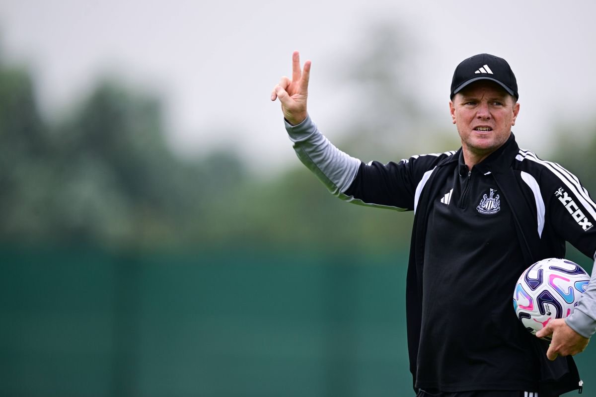 Newcastle United Head Coach Eddie Howe  gestures during the pre season training session. 