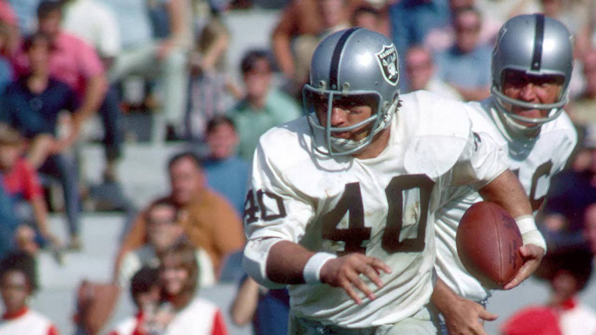 Pete Banaszak running with the the ball during a Raiders game