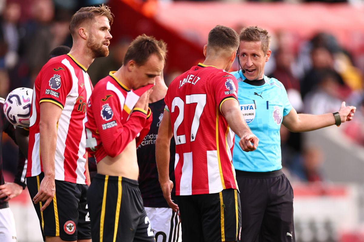 Vitaly Janelt was sent off by referee John Brooks 