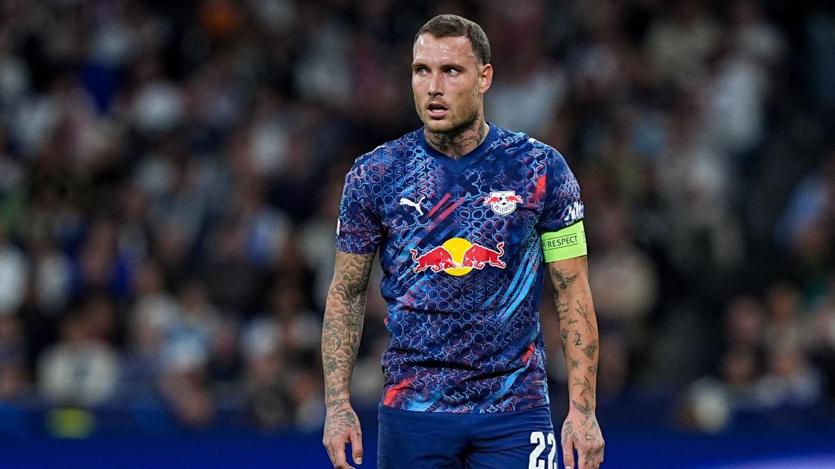 David Raum trägt die Kapitänsbinde